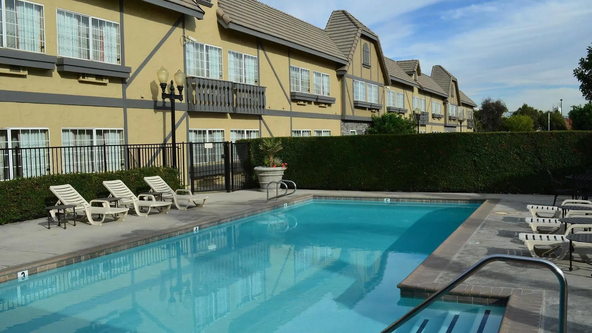Folk Inn Ontario Airport Hotel